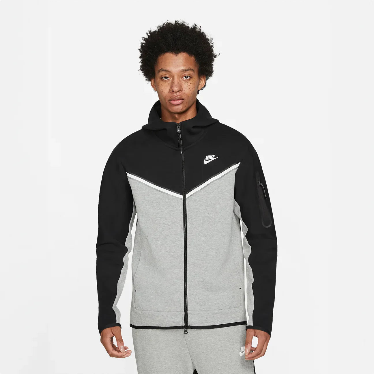 هودي Nike Tech Fleece باللونين الرمادي والأسود